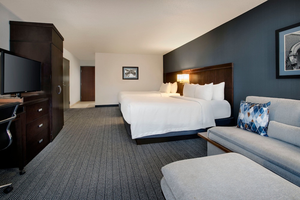 Deluxe Room, Multiple Beds, Balcony - Photo 3