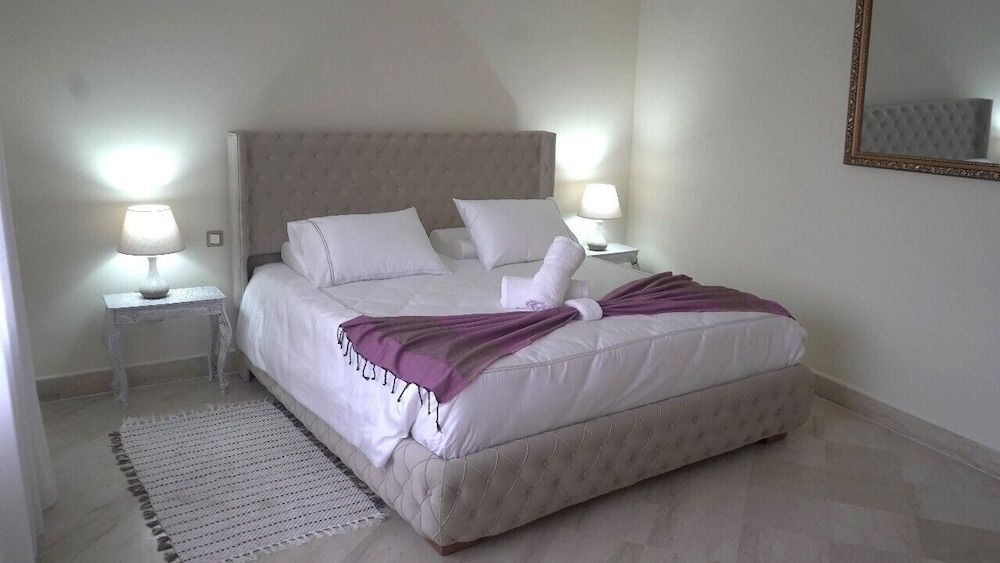 Deluxe Suite, 1 King Bed, Garden View photo 1