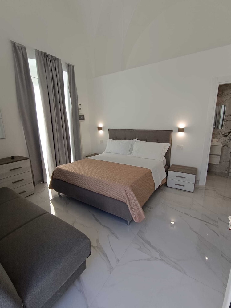 Comfort Room, Courtyard View