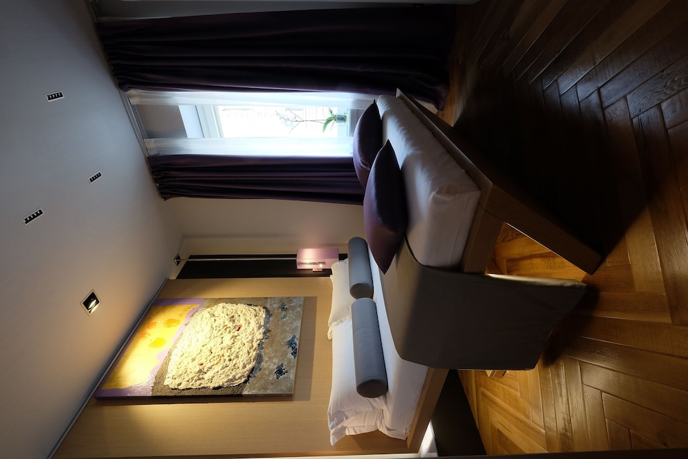 Economy Double Room, 1 Queen Bed, Private Bathroom, City View photo 2