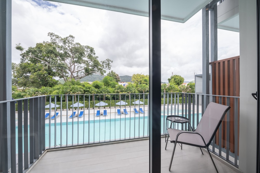 Deluxe Pool View Room - Photo 7