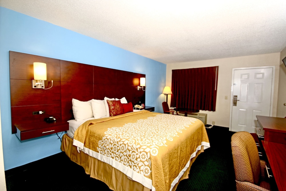 Standard Room, 1 King Bed, Smoking - Photo 3