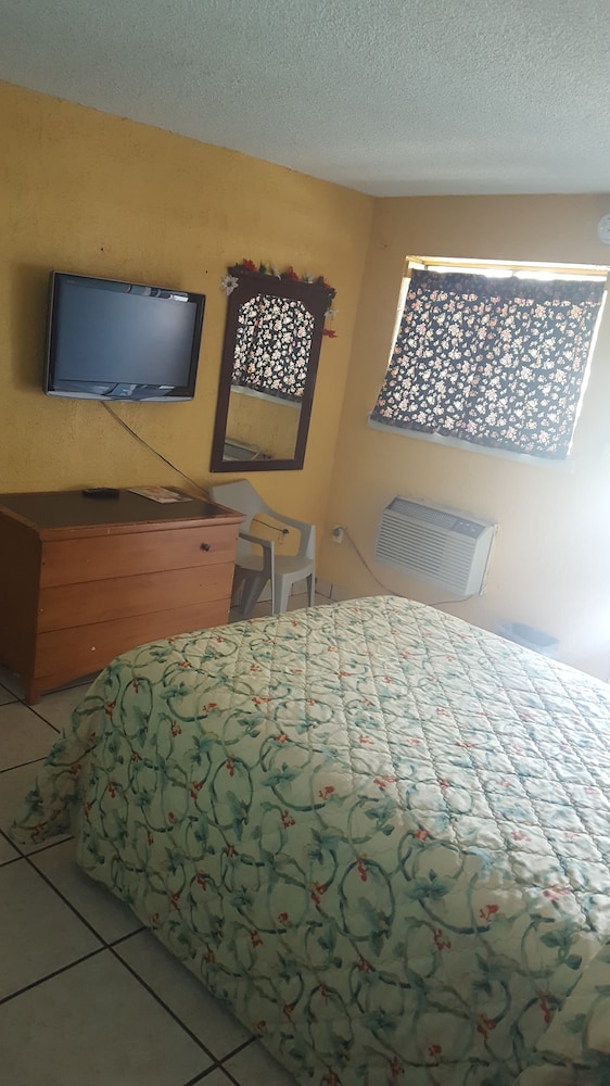 Basic Room, 1 Queen Bed photo 2