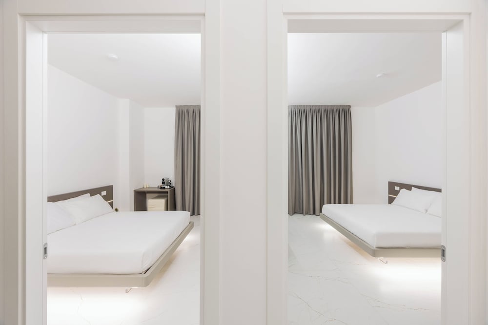 Luxury Triple Room, Private Bathroom, City View