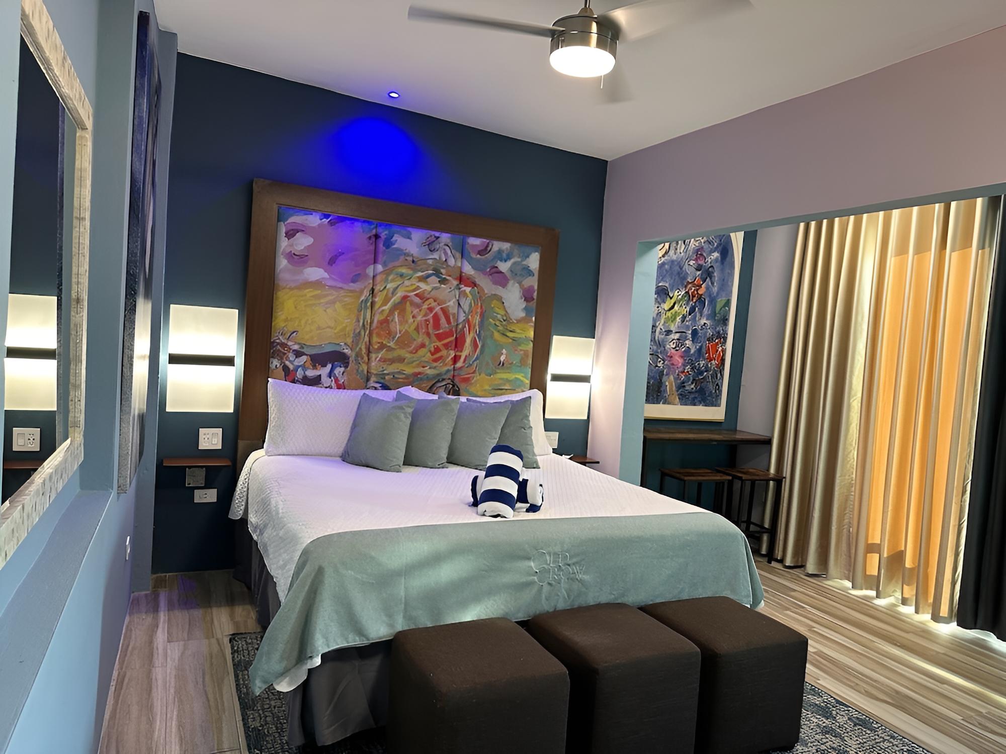 Signature Studio, 1 King Bed photo 1
