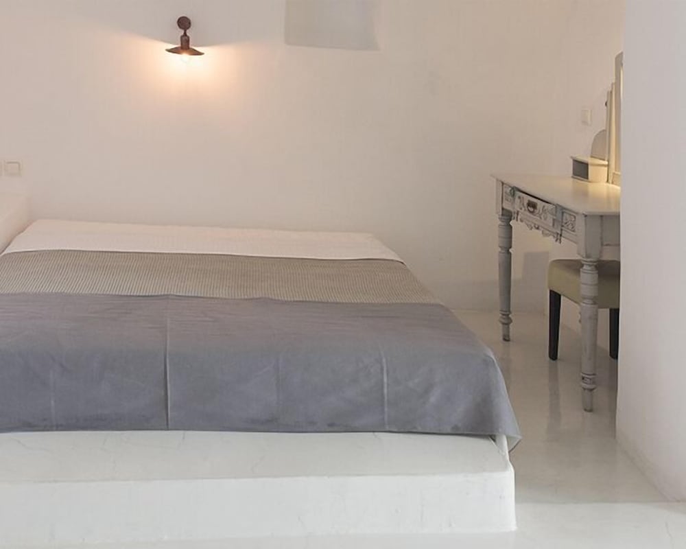 Honeymoon Cave Suite Outdoor Hot Tub, Caldera View