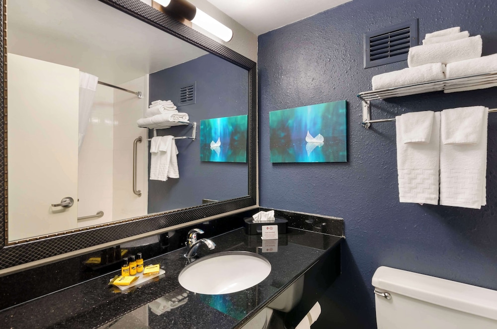 Suite, 1 King Bed, Non Smoking, Refrigerator & Microwave - Photo 6