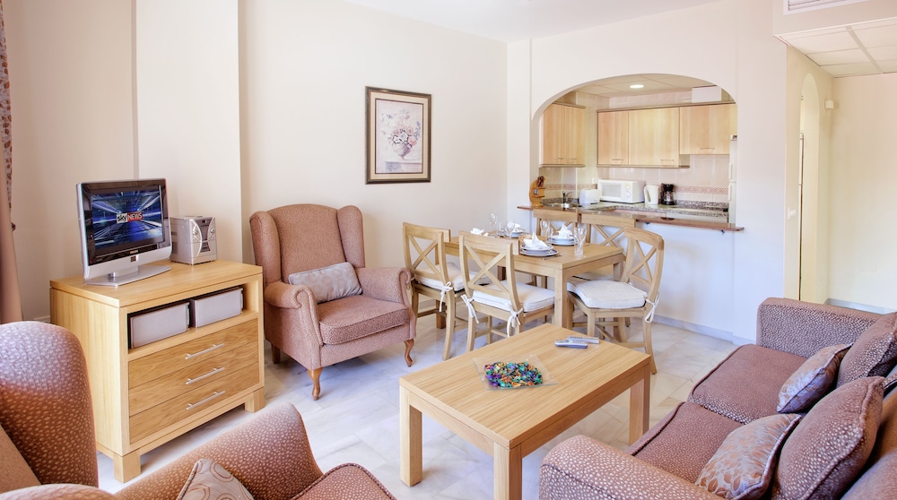 Apartment, 2 Bedrooms, Terrace, Sea View - Photo 4