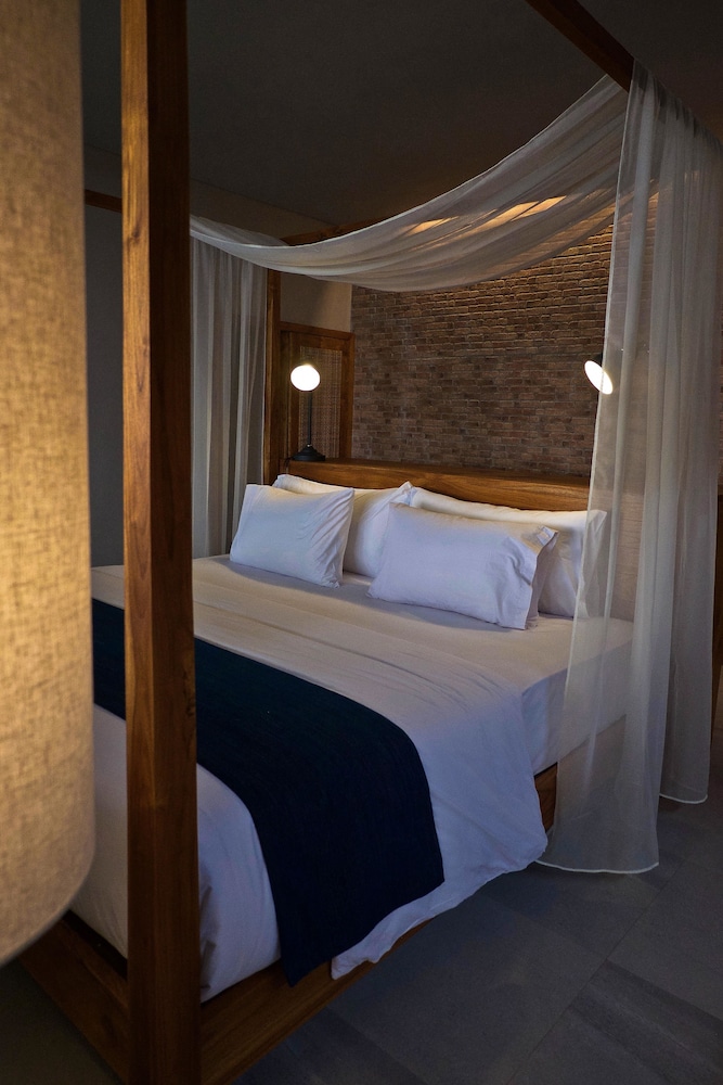 Luxury Suite, 1 King Bed, Ocean View, Oceanfront photo 2