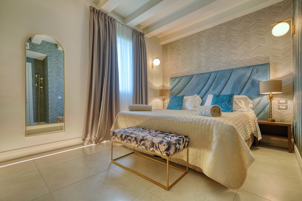Royal Suite, 1 Bedroom, Hot Tub, Lake View - Photo 4