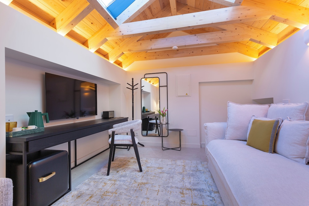 Signature Suite - Photo 3