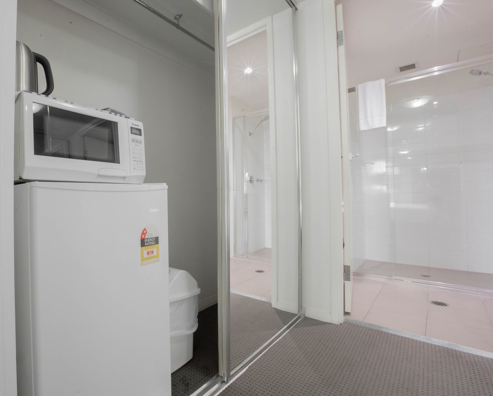 Hotel Room - Photo 4