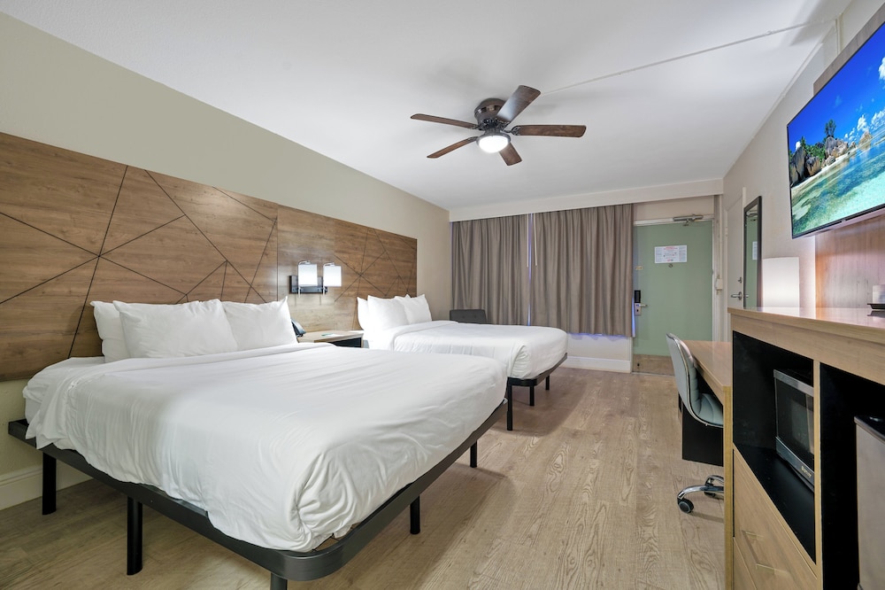 Standard Room, 2 Queen Beds, Non Smoking - Photo 6