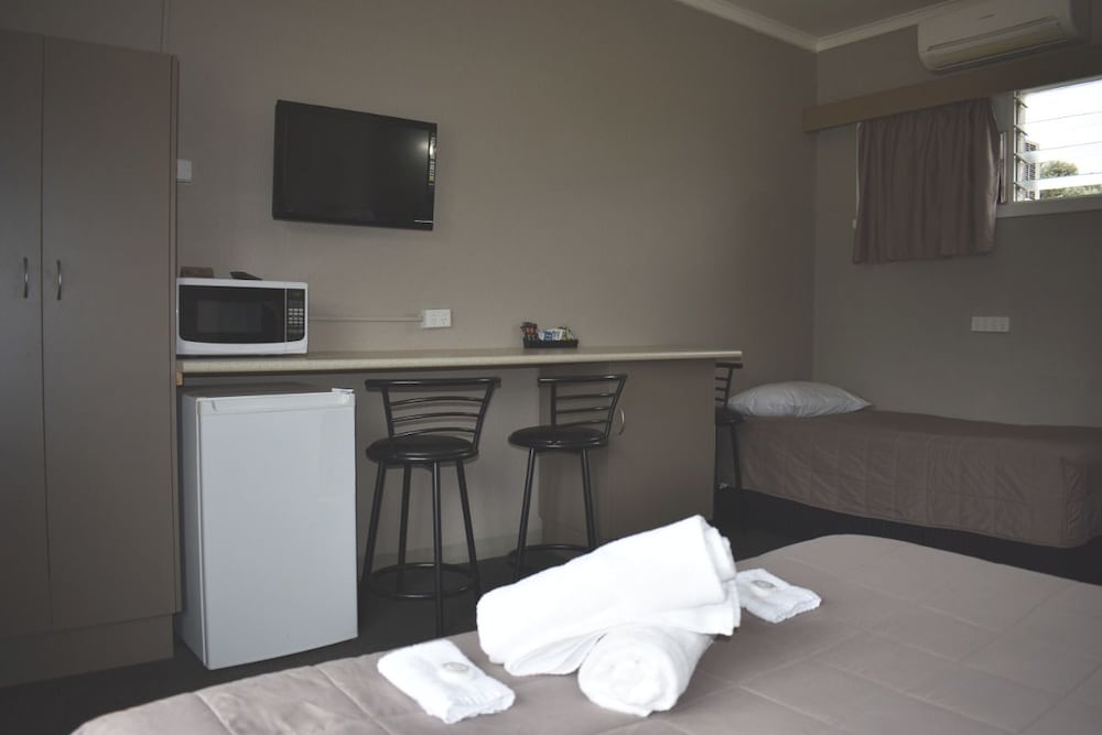 Twin room with 1 Queen bed and 1 Single bed photo 2