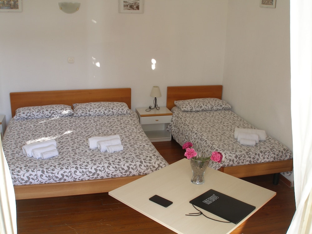 Triple Room, Bathtub photo 1