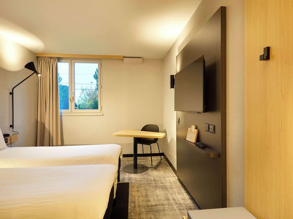 Standard Room, 2 Twin Beds - Photo 9