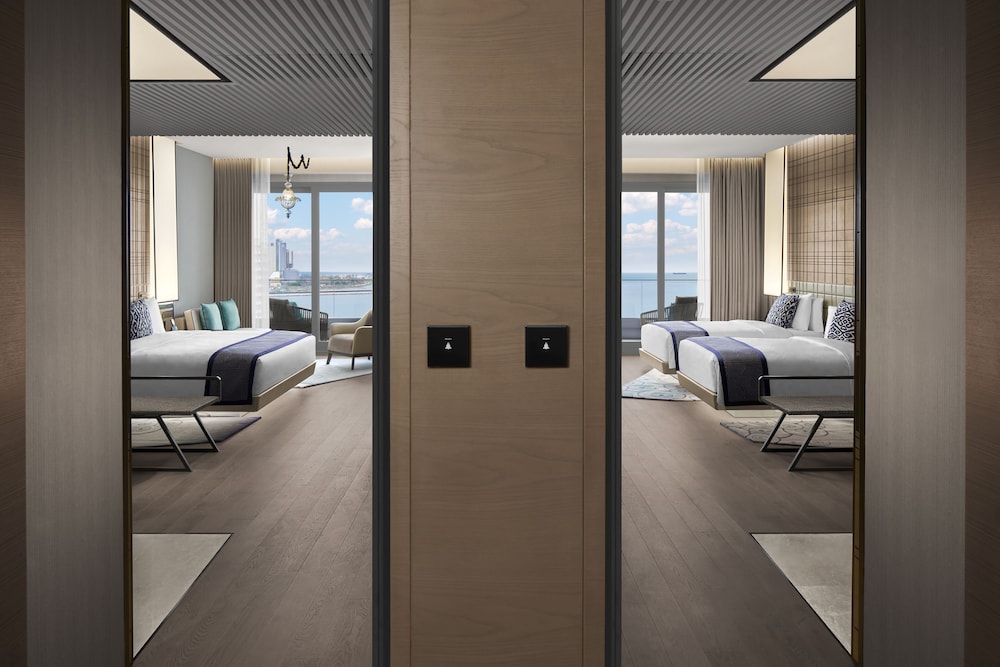 Executive Panoramic Sea, Executive lounge access, Guest room, 1 King, Balcony