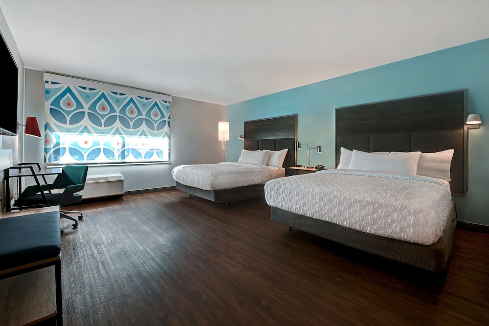 Business Room, 2 Queen Beds, Accessible (Roll-In Shower) - Photo 1