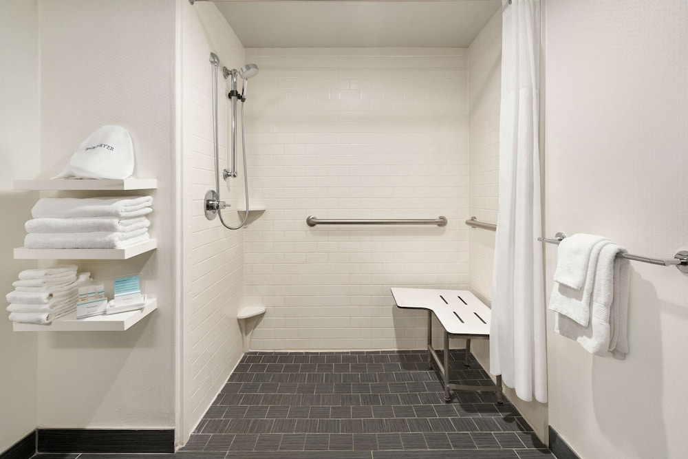 Room, 2 Queen Beds, Accessible (Mobility & Hearing - Roll-in Shower) - Photo 6