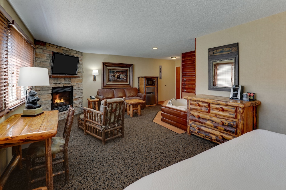 Theme Suite with Whirlpool - Photo 2