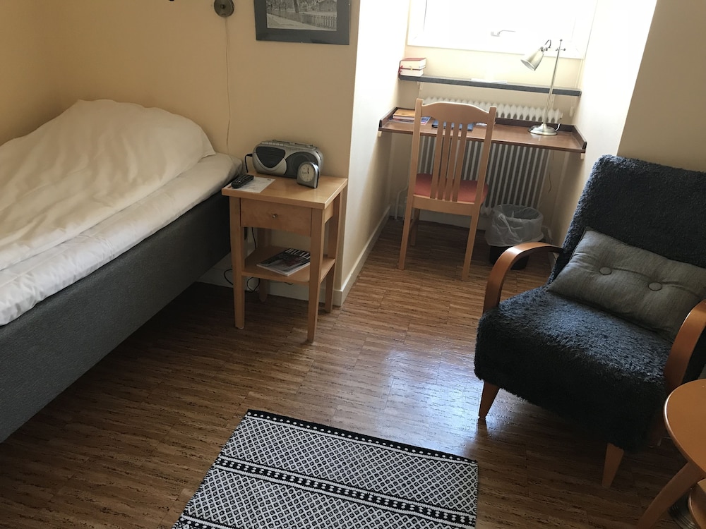 Single Room (shared bathroom) photo 1