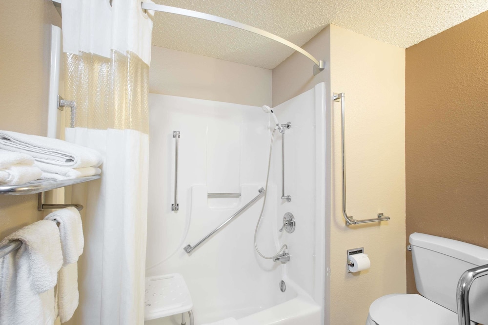 Standard Room, 1 Queen Bed, Accessible - Photo 2