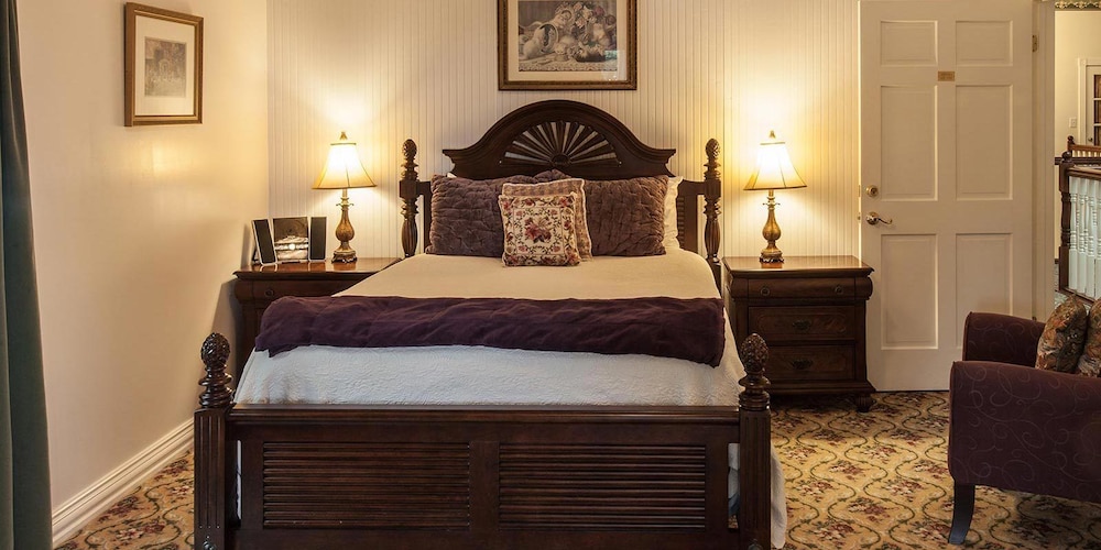 Lavender Suite, 1 Queen Bed, Hill View