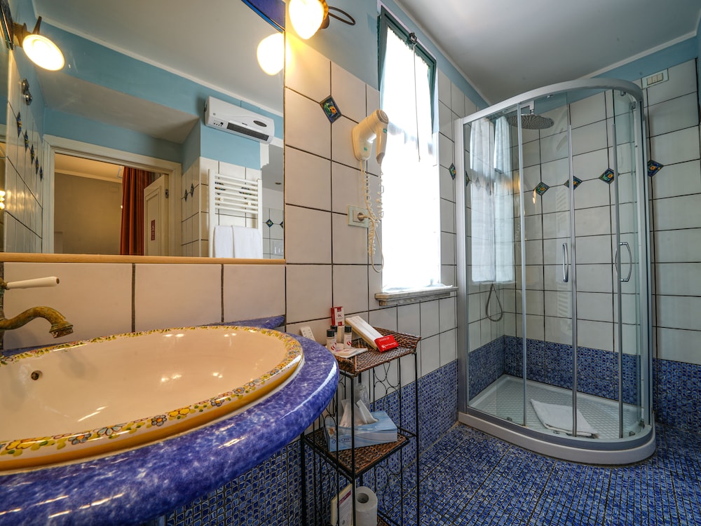 Suite, 1 Queen Bed, Valley View - Photo 7