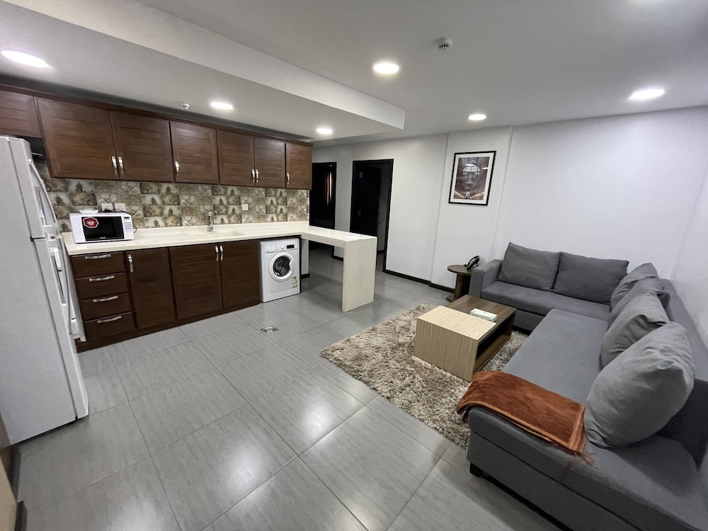 Three Bedroom Apartment - Photo 5