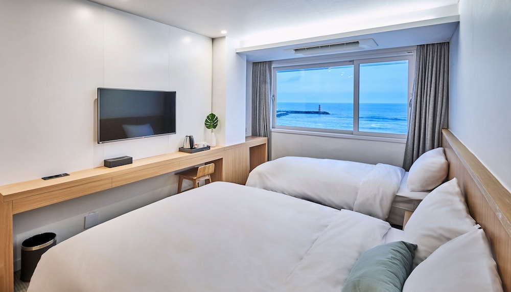 Deluxe Twin Room, Sea View - Photo 5