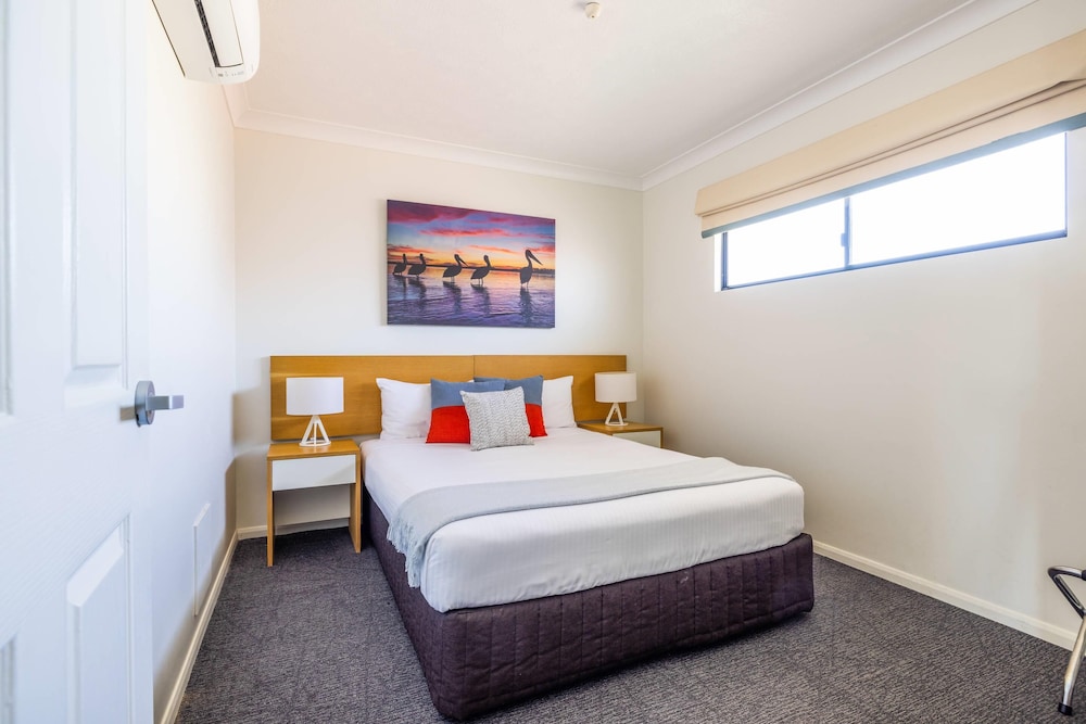 Suite, 1 King Bed, Non Smoking (Efficiency) photo 2