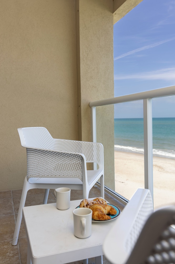 Room, 1 King Bed, Oceanfront - Photo 2