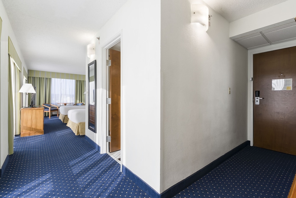 Premium Double Queen Room, Corner View - Photo 2