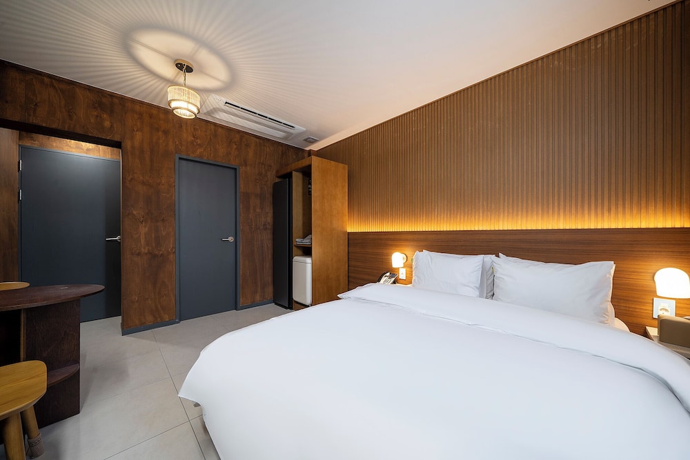 Deluxe Room - Photo 5