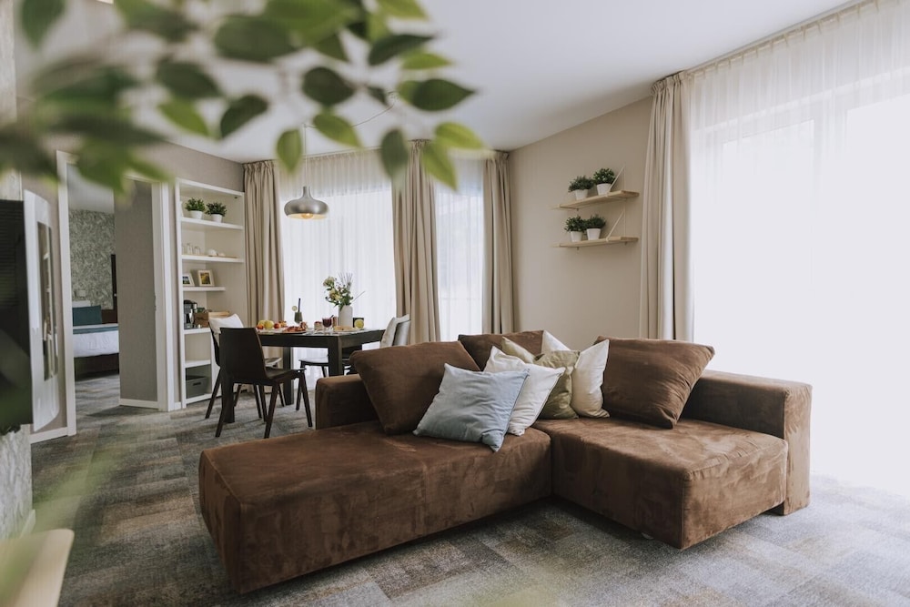 Deluxe Suite with Balcony - Photo 3