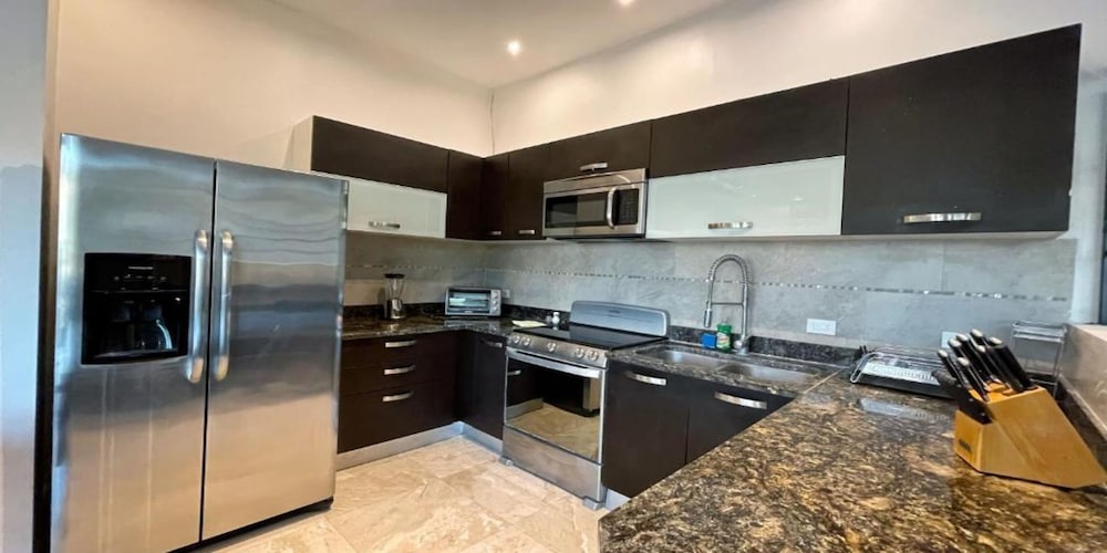 Indian Ocean Penthouse, 3 Bedrooms, 3 Bathrooms, Kitchen &amp; 2 plunge pools photo 3