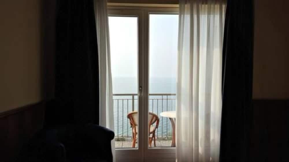 Deluxe Double Room, Lake View (3 pax) - Photo 8