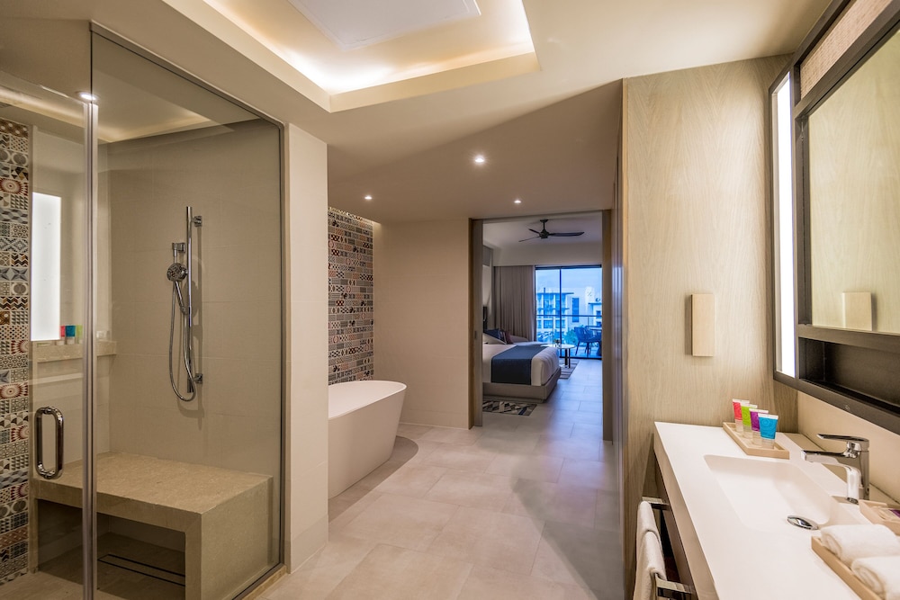 Club One Bedroom Master Suite