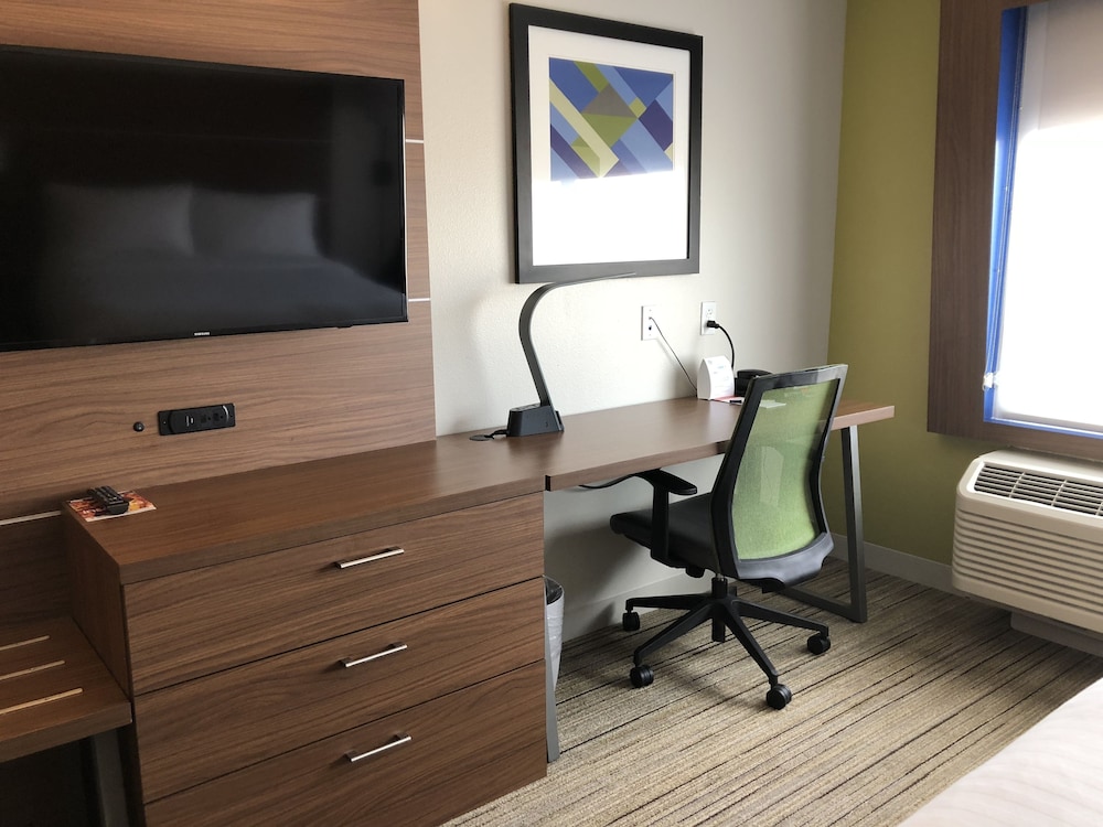 Deluxe Room, 1 King Bed, Accessible, Non Smoking (Hearing) photo 3