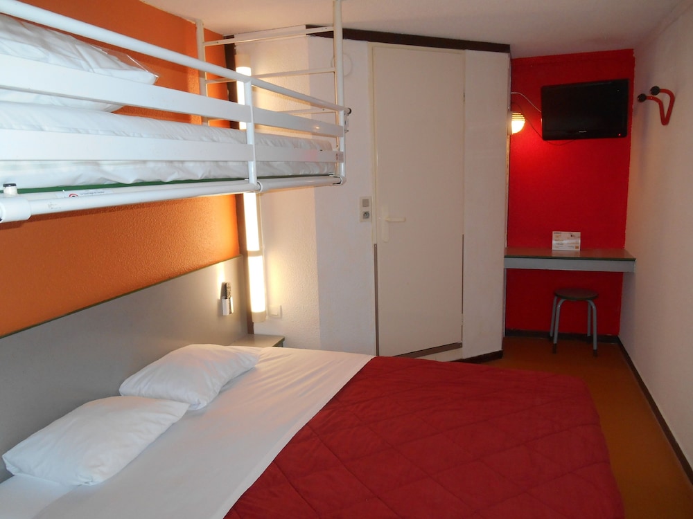 Standard Room, Multiple Beds (1 Double and 1 Single bed) - Photo 4