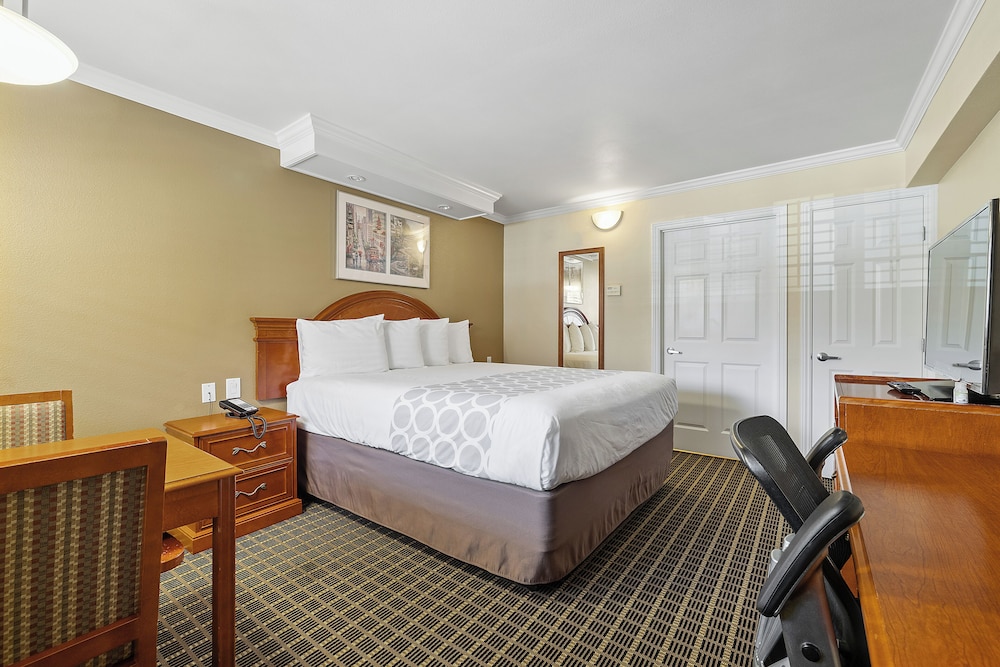 Standard Room, 1 King Bed - Photo 5