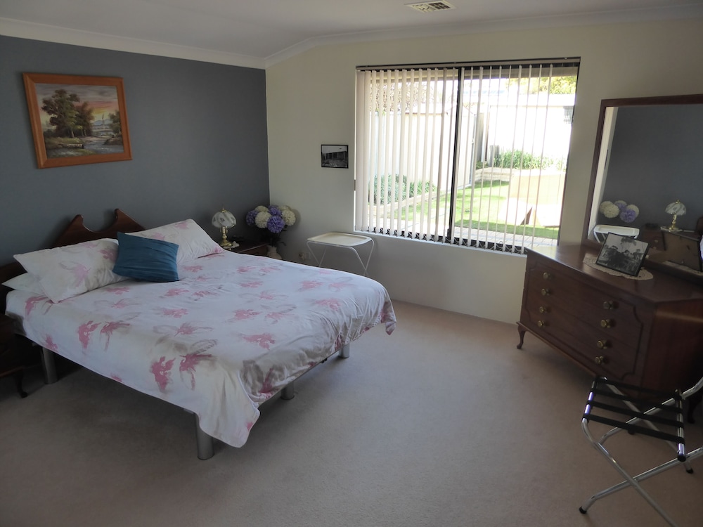 Renee Room 1 - Queen photo 2