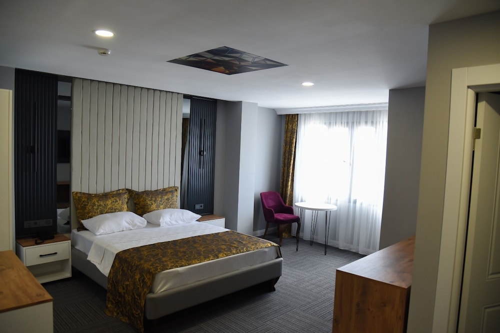 Deluxe Room, Partial Sea View