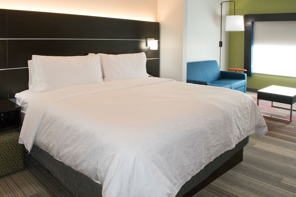 Suite, 1 King Bed with Sofa bed photo 2