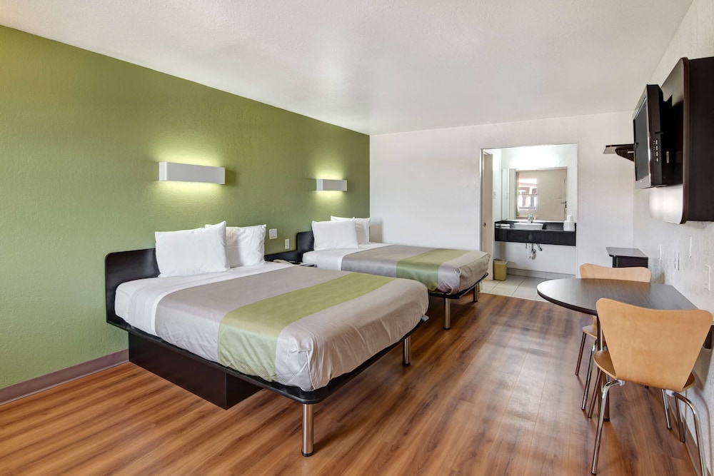 Room, 2 Queen Beds, Accessible, Smoking