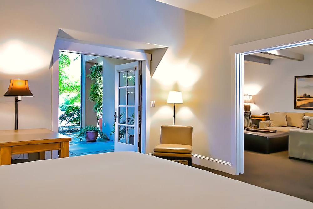 Suite, 1 King Bed photo 1