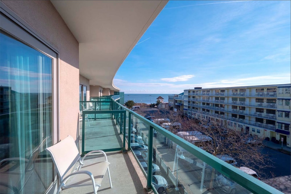 Suite South, 2 Queen Beds & Sofa Bed, Limited View, Balcony photo 2