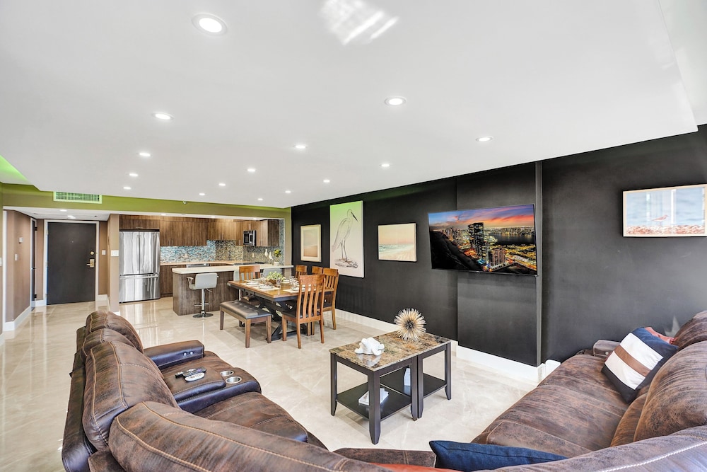 Beachside Condo with Resort Amenities, Including Pools, Gym, and Bathtub 503