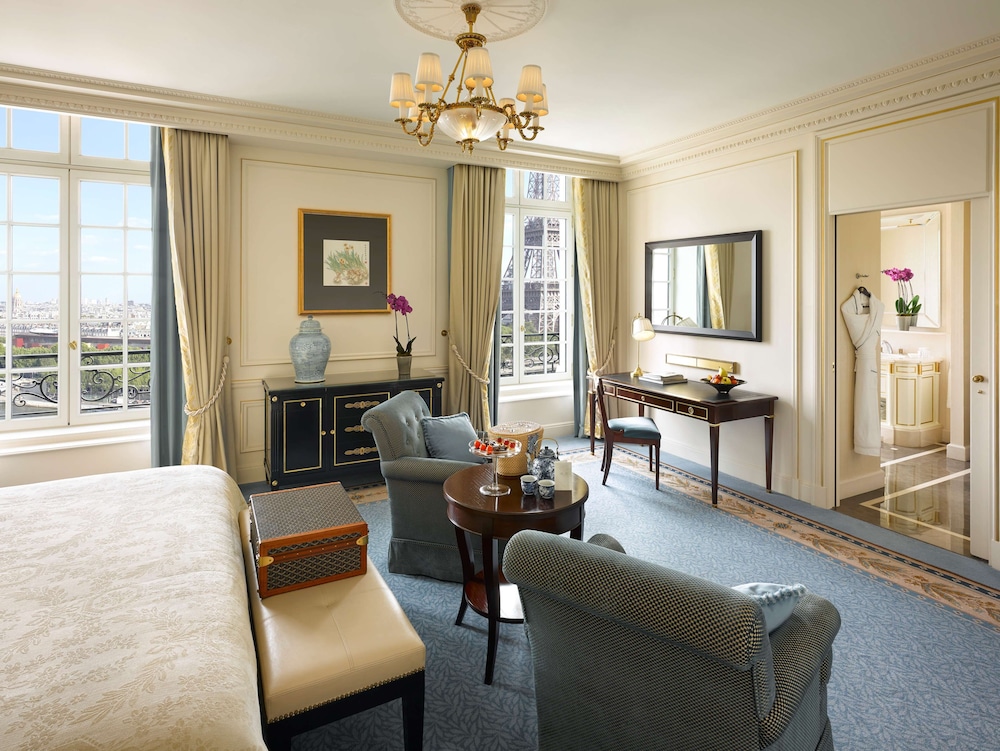 Eiffel View Room, 2 Single Beds thumbnail 5