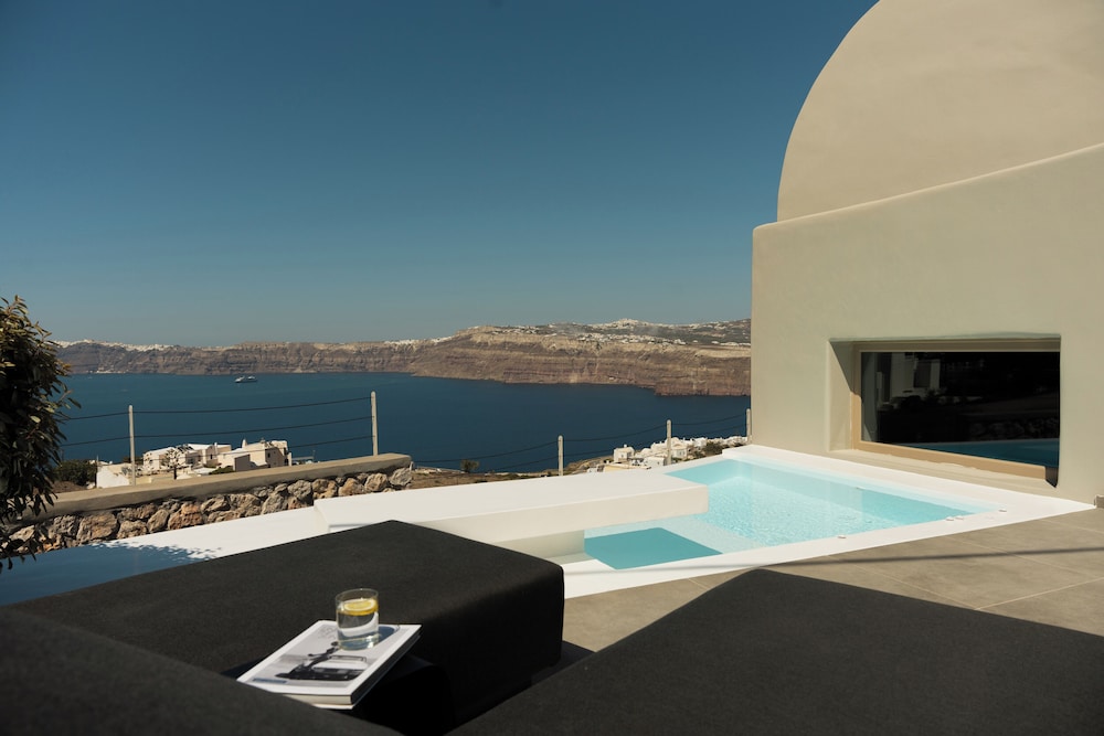 Elegant Suite with Private Heated Plunge Pool and Caldera View